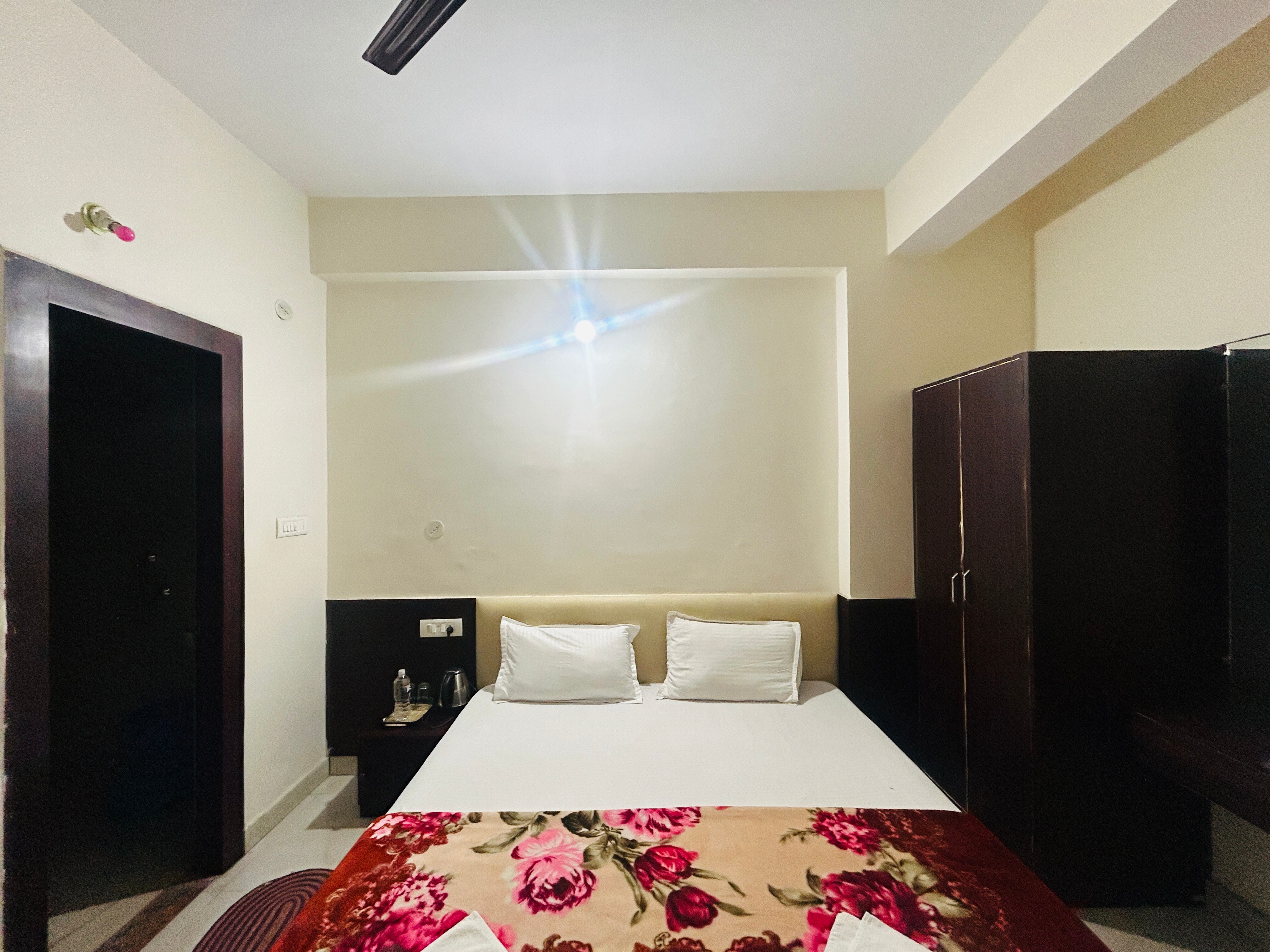 Hotel Metta Budhha International - Tap to explore photos