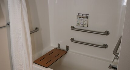 Holiday Inn Express & Suites MARQUETTE Room Type - 1 King Suite Mobility Accessible Tub