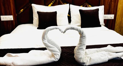 Hotel Golden Retreat Room Type - Deluxe Room AC