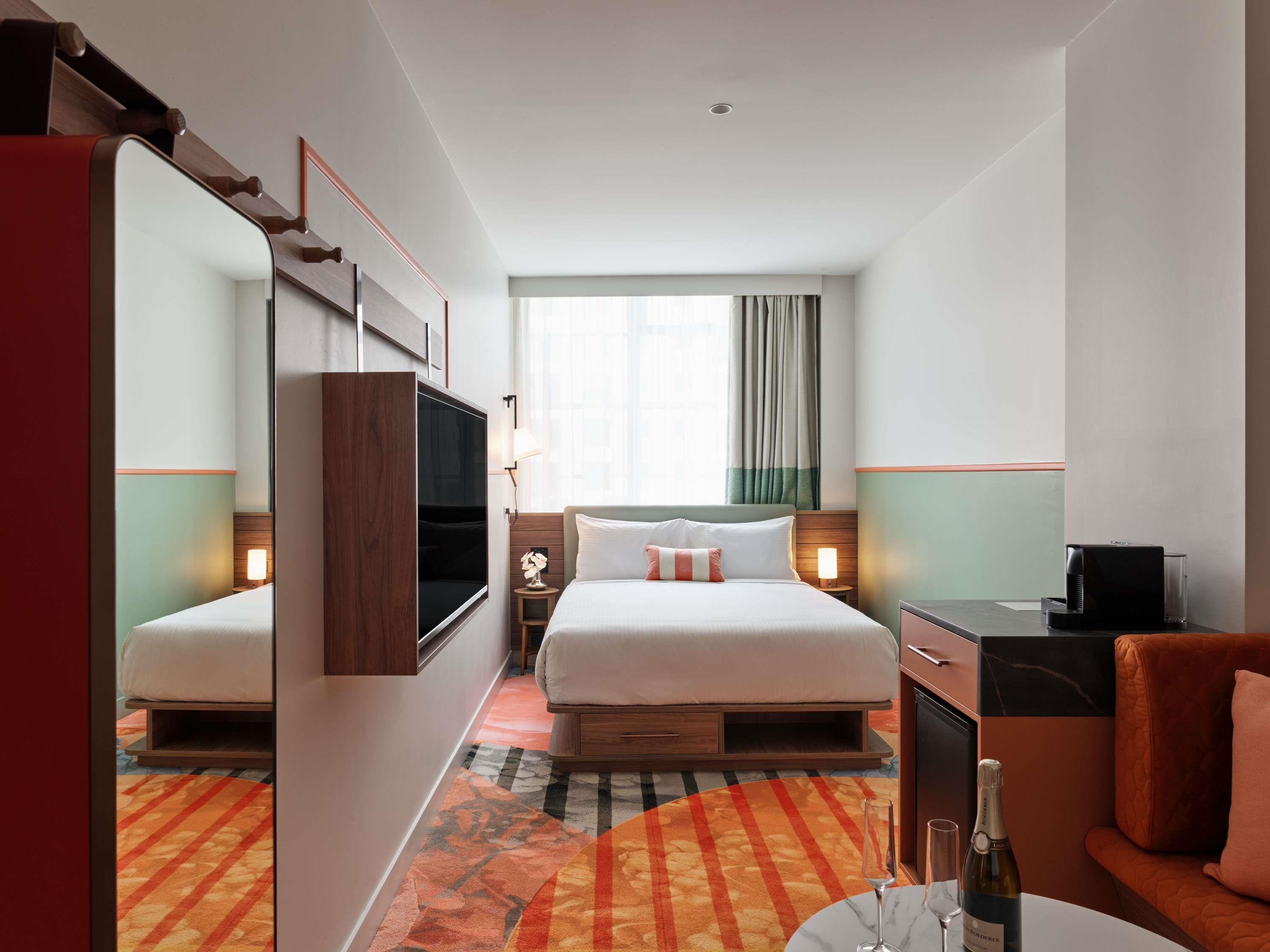 The Clarence Hotel Sydney - Tap to explore photos