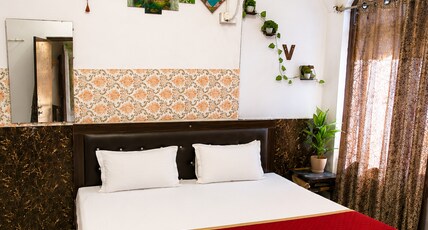 Shurya Home Stay Room Type - Deluxe Room 
