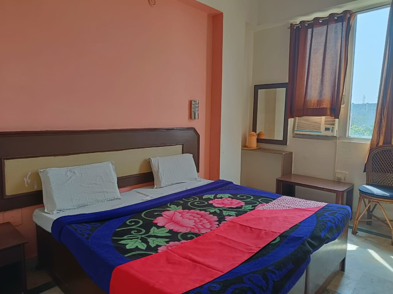 Hotel Zee - Tap to explore photos