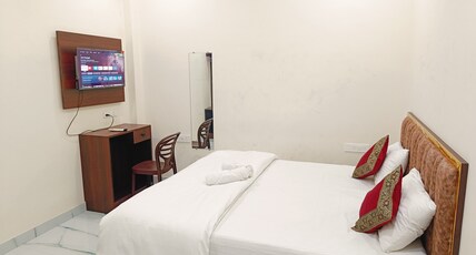 Mahalaxmi Paying Guest House  300 Mtr. from Assi Ghat, Varanasi Room Type - Deluxe Room King Bed