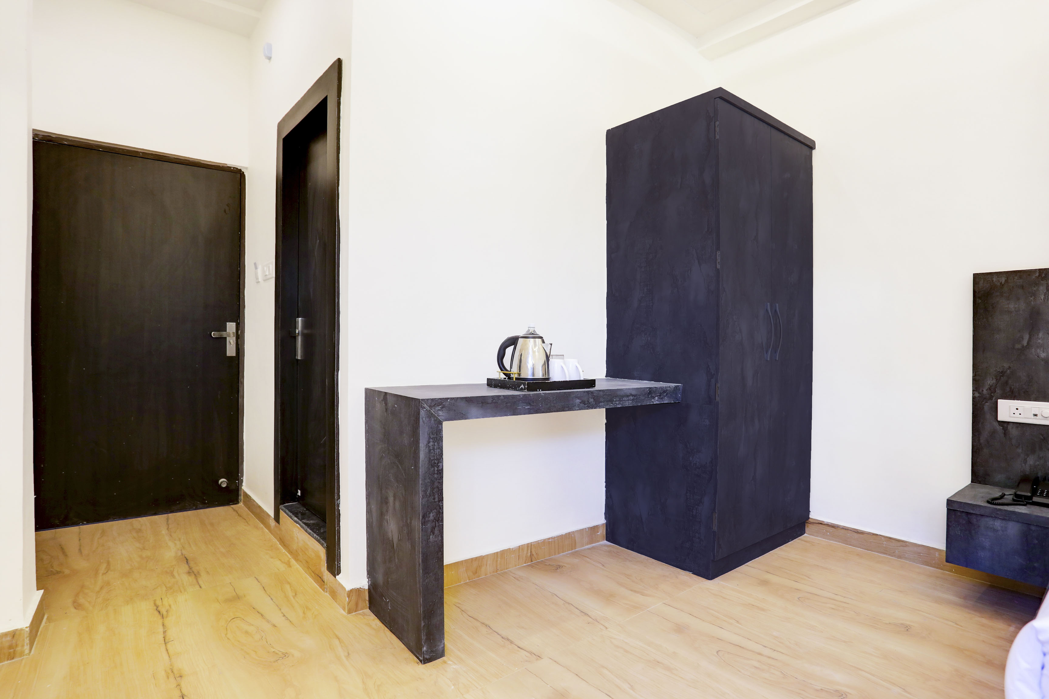 Super OYO Townhouse Balua Road Pahadiya - Tap to explore photos
