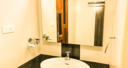 Sea Breeze Rest Inn Room Type - Golden A/C Room