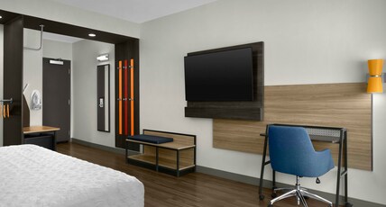 Tru by Hilton Mt Pleasant Charleston Room Type - 1 KING ACCESS ROLLIN SHWR