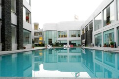 Hans Resorts