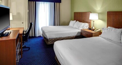 Holiday Inn Express & Suites RICHMOND NORTH ASHLAND Room Type - 2 Qn Ste Additional Living Area Sofa Bed