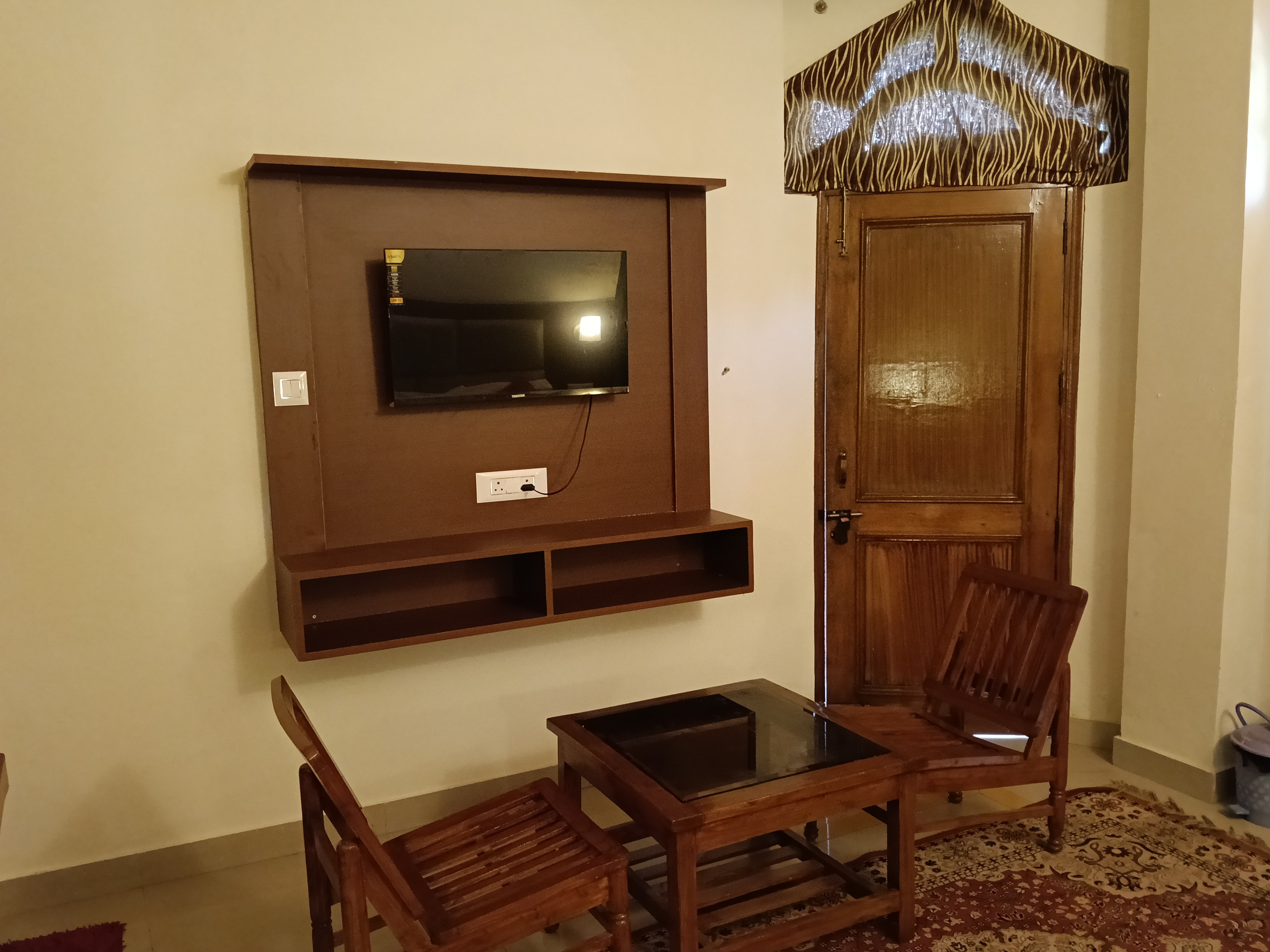 Kasauli Pinegroove Inn | Rooms & Caretaker - Tap to explore photos