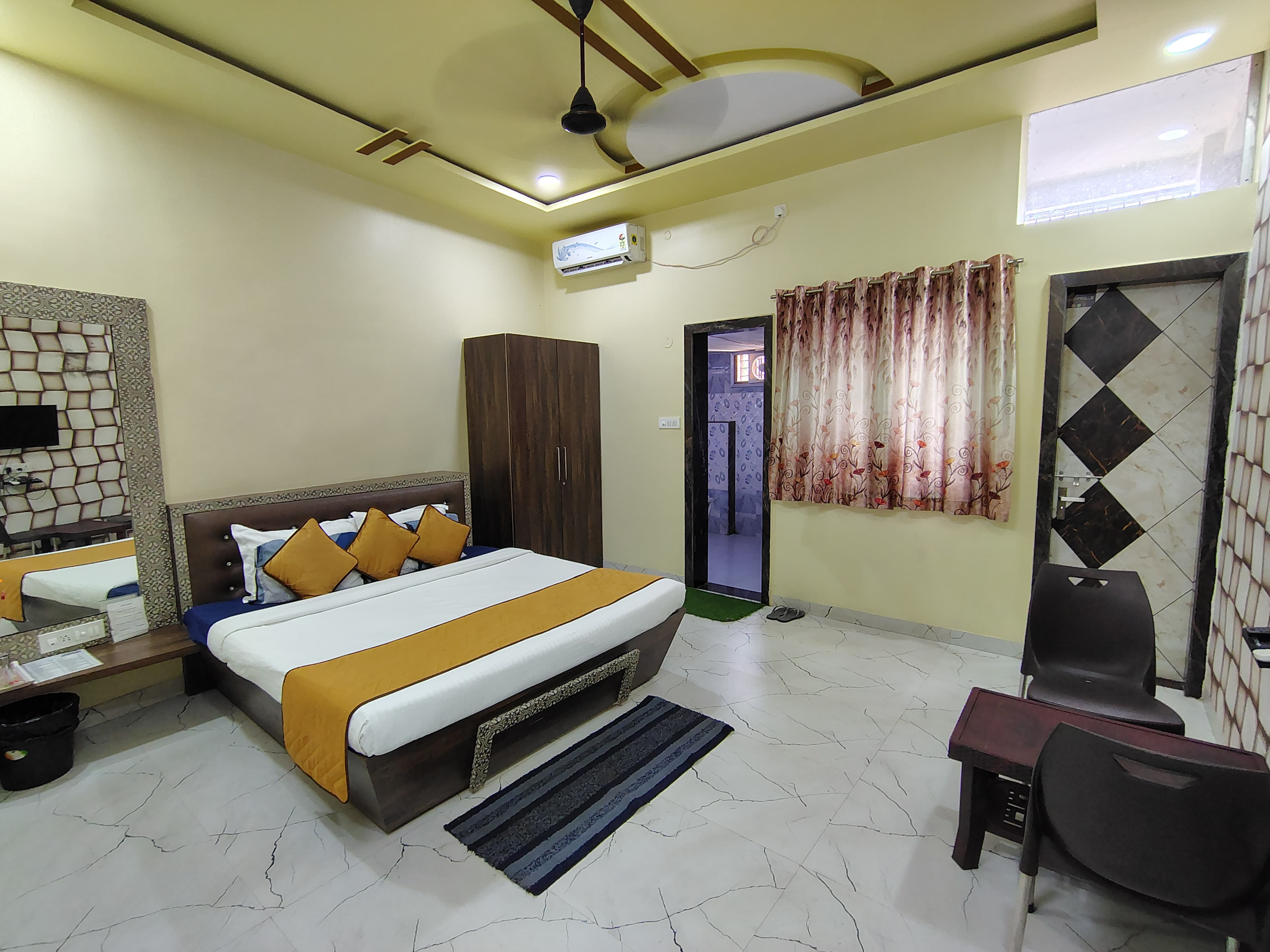 HOTEL SWARN - Tap to explore photos