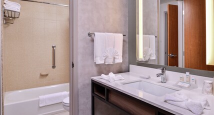 Hilton Garden Inn Bend Room Type - 2 KING 2 BEDRM STE SOFABED