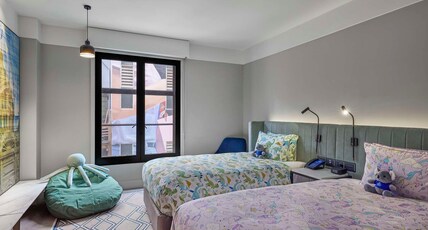 Hilton Melbourne Little Queen Street Room Type - FAMILY CONNECTING ROOM