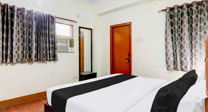 Super OYO Collection O Alambagh Formerly BM Palace Room Type - Super Deluxe Room