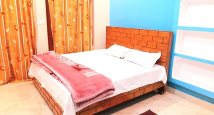 Om Palace Home Stay Room Type - Bedroom 202 Economical