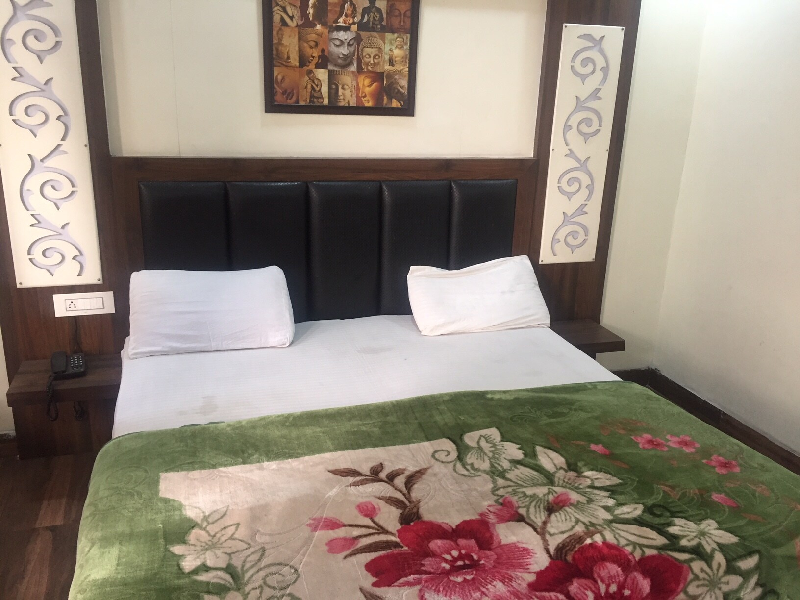 Hotel Paris - Tap to explore photos