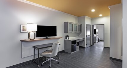 Holiday Inn & Suites McKinney - N Allen Room Type - 1 King Bed Suite Mobil Access Tran Shwr