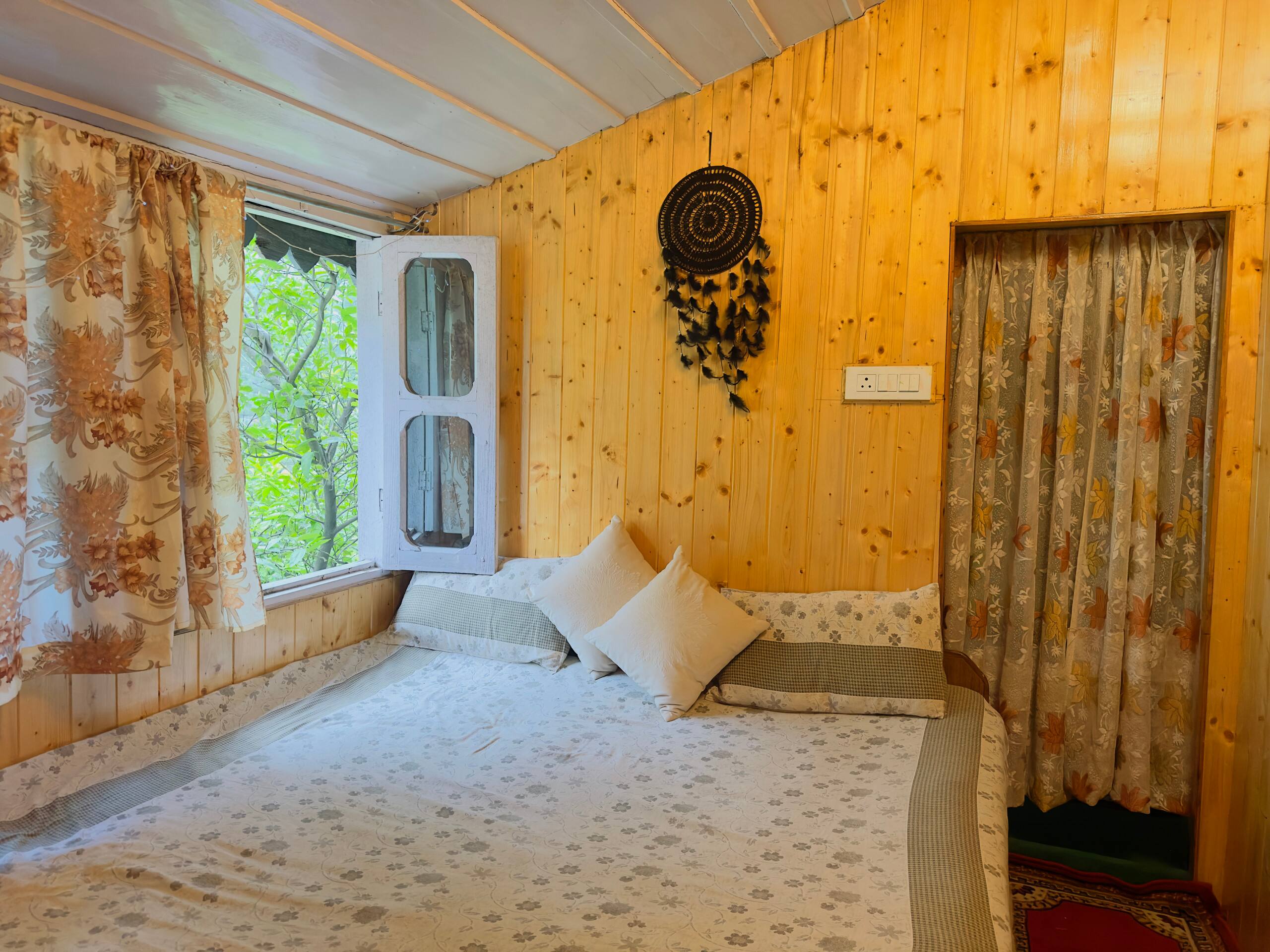 Cozy Himalayan Stay in Scenic Sainj Valley - Tap to explore photos