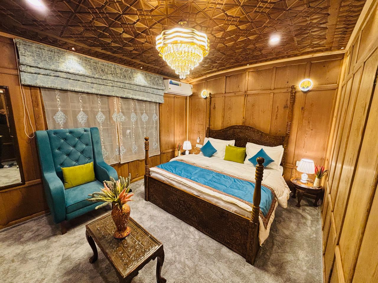 Houseboat Shangloo Palace - Tap to explore photos