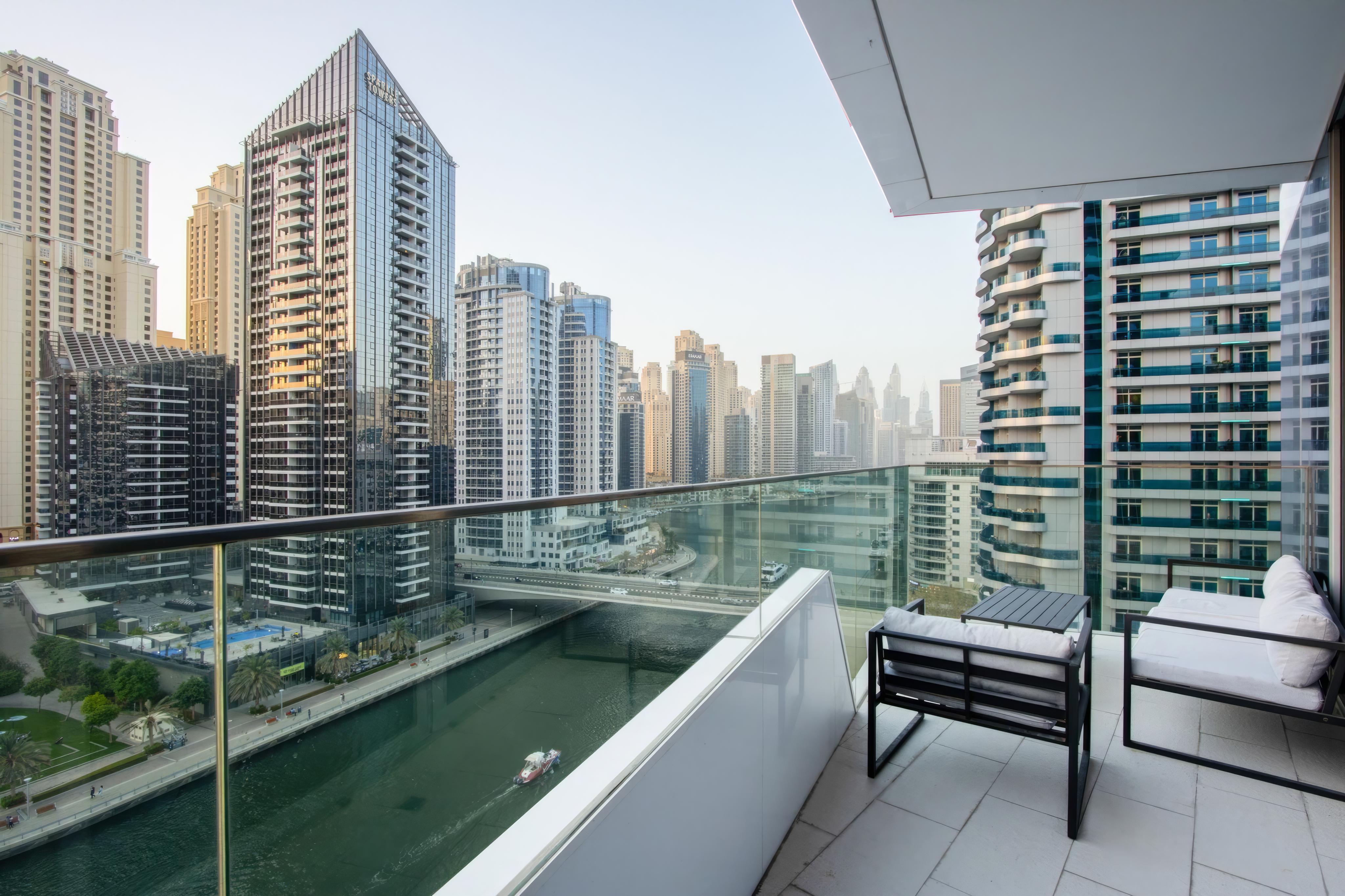 ELIVAAS Curated Deluxe 1BR Corner Suite with Marina Views - Tap to explore photos