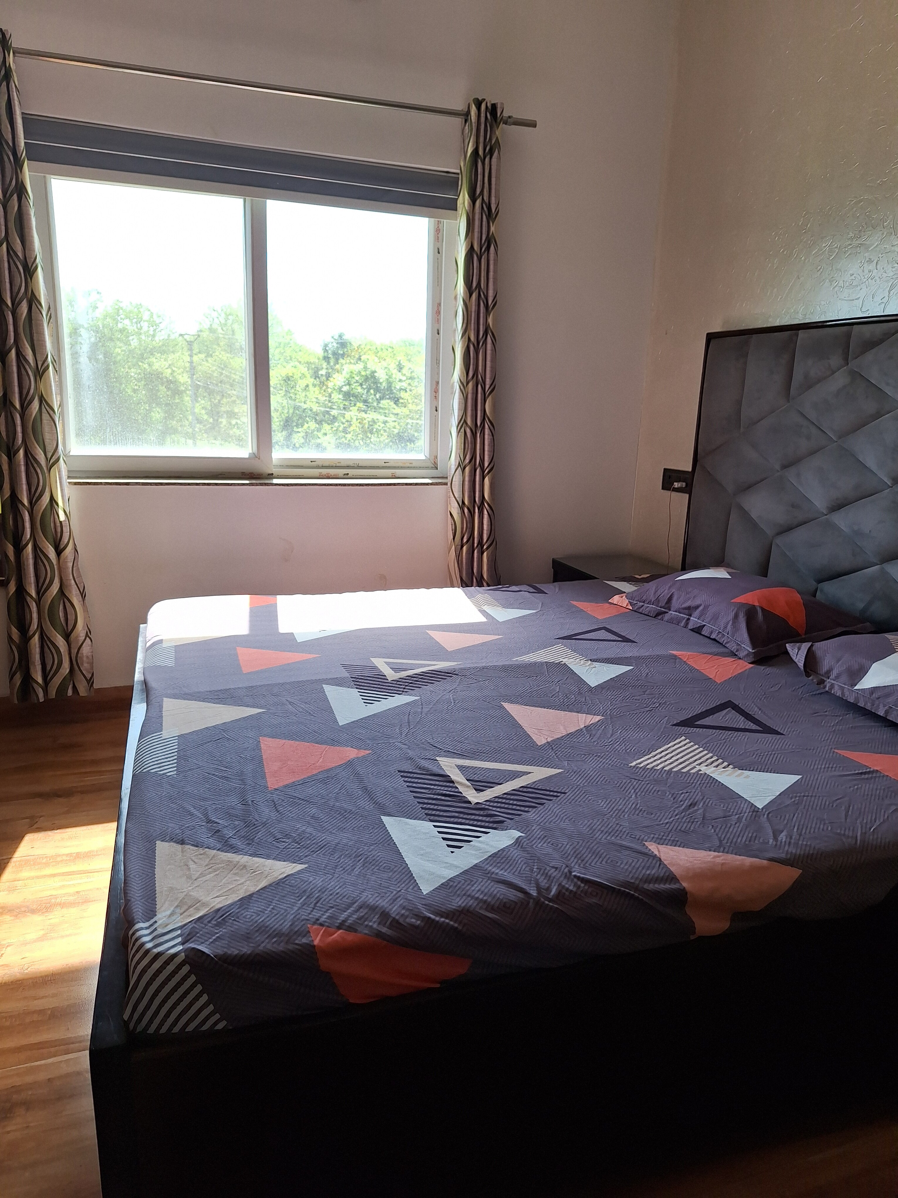 White house - Tap to explore photos