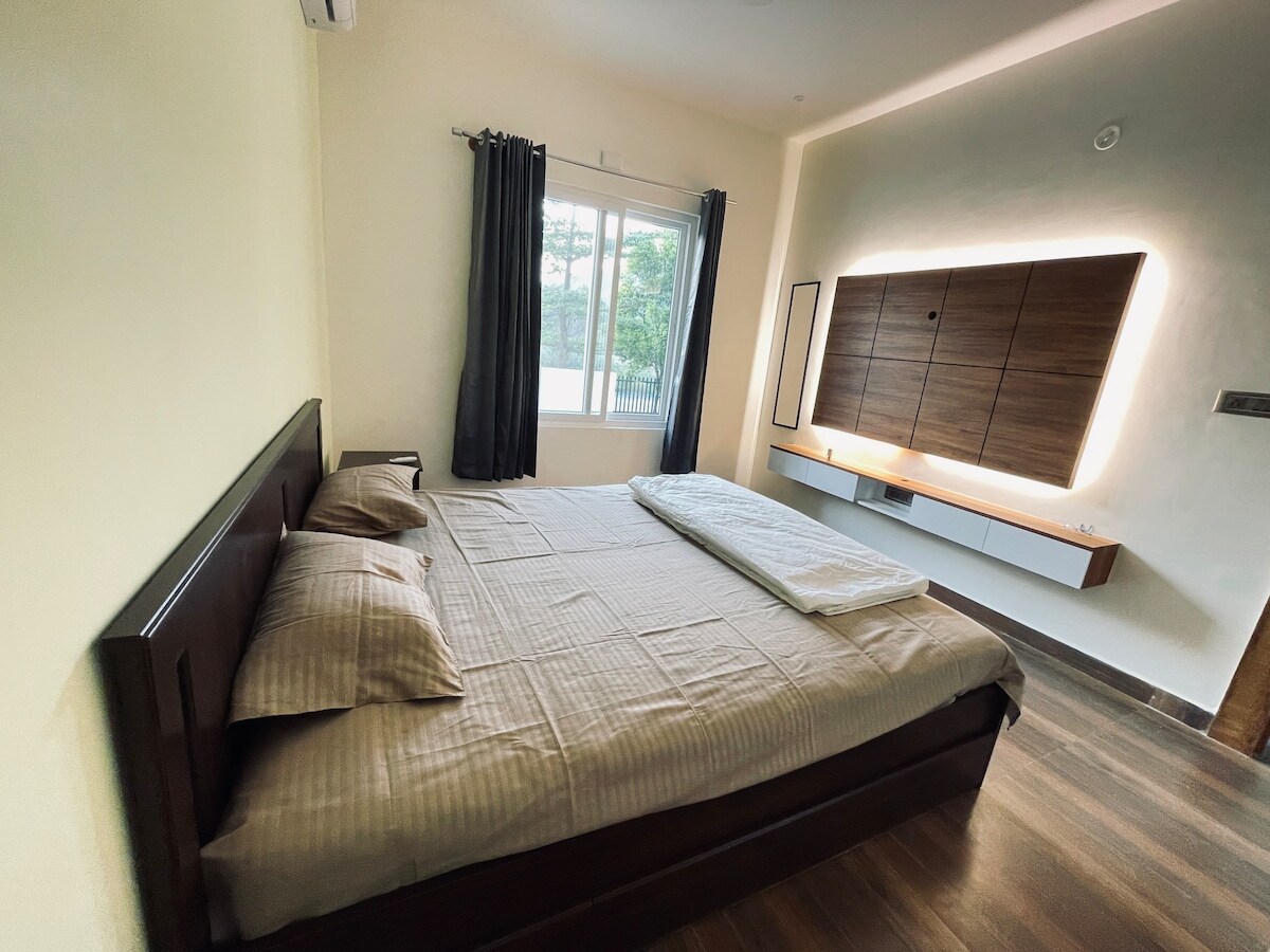 Cozy stay with warm hosts and serene hill views - Tap to explore photos