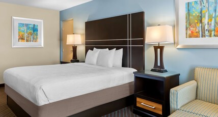Best Western Newport Inn Room Type - 1 King Bed, Non-Smoking, Microwave And Refrigerator, Flat Screen Television, High Speed Internet Acc