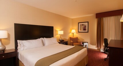 Holiday Inn Express Vernon-Manchester Room Type - 1 King Standard Communications Mobility Accessible Tub Holiday Inn Express Vernon-Manchester Room Type - 1 King Standard Communications Mobility Accessible Tub