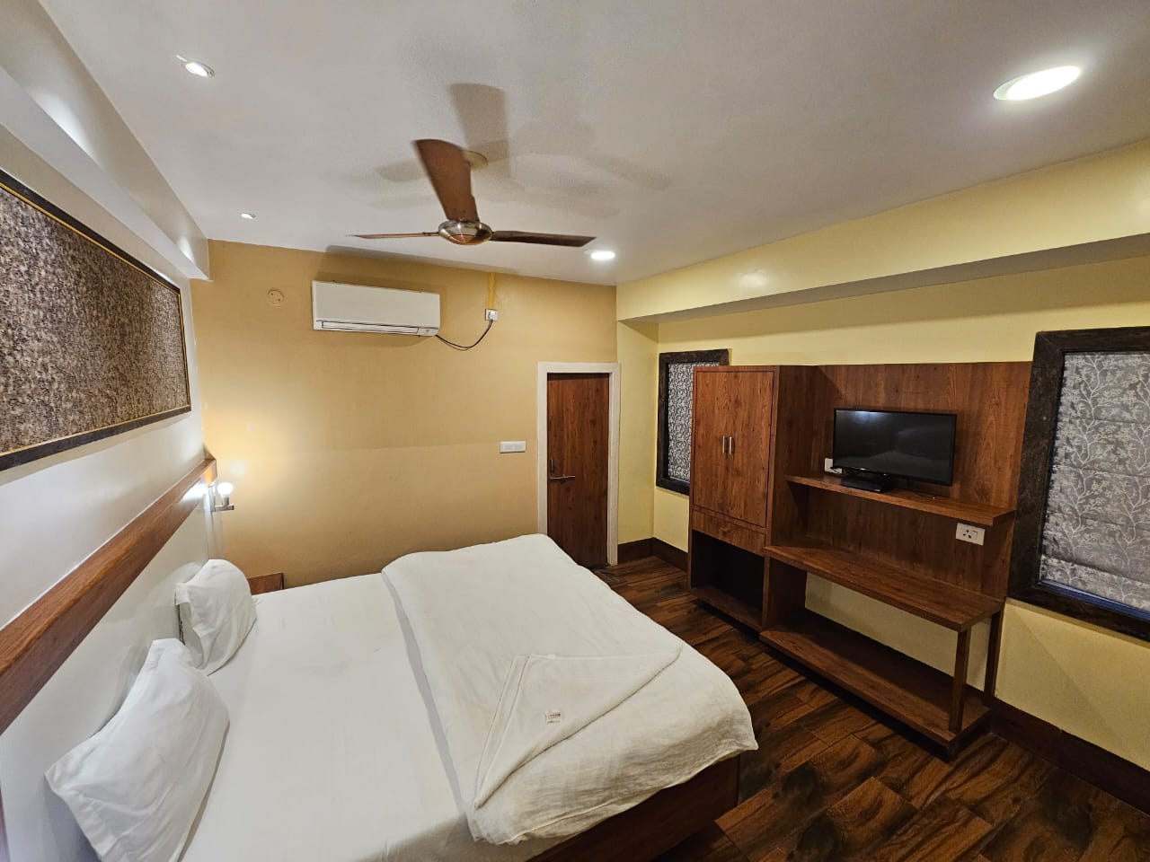 Shivam Hotel - Tap to explore photos