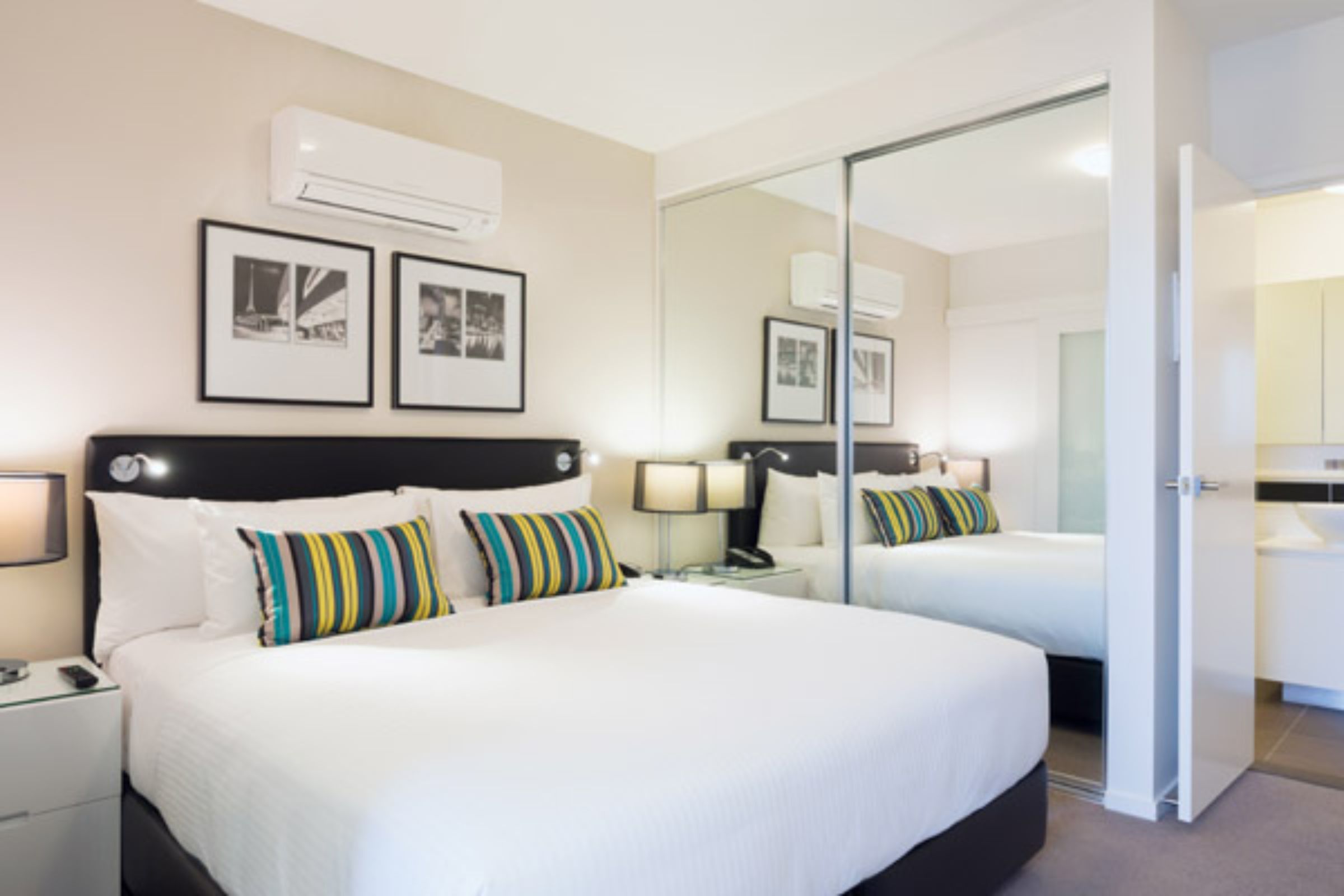 Oaks Melbourne on William Suites - Tap to explore photos