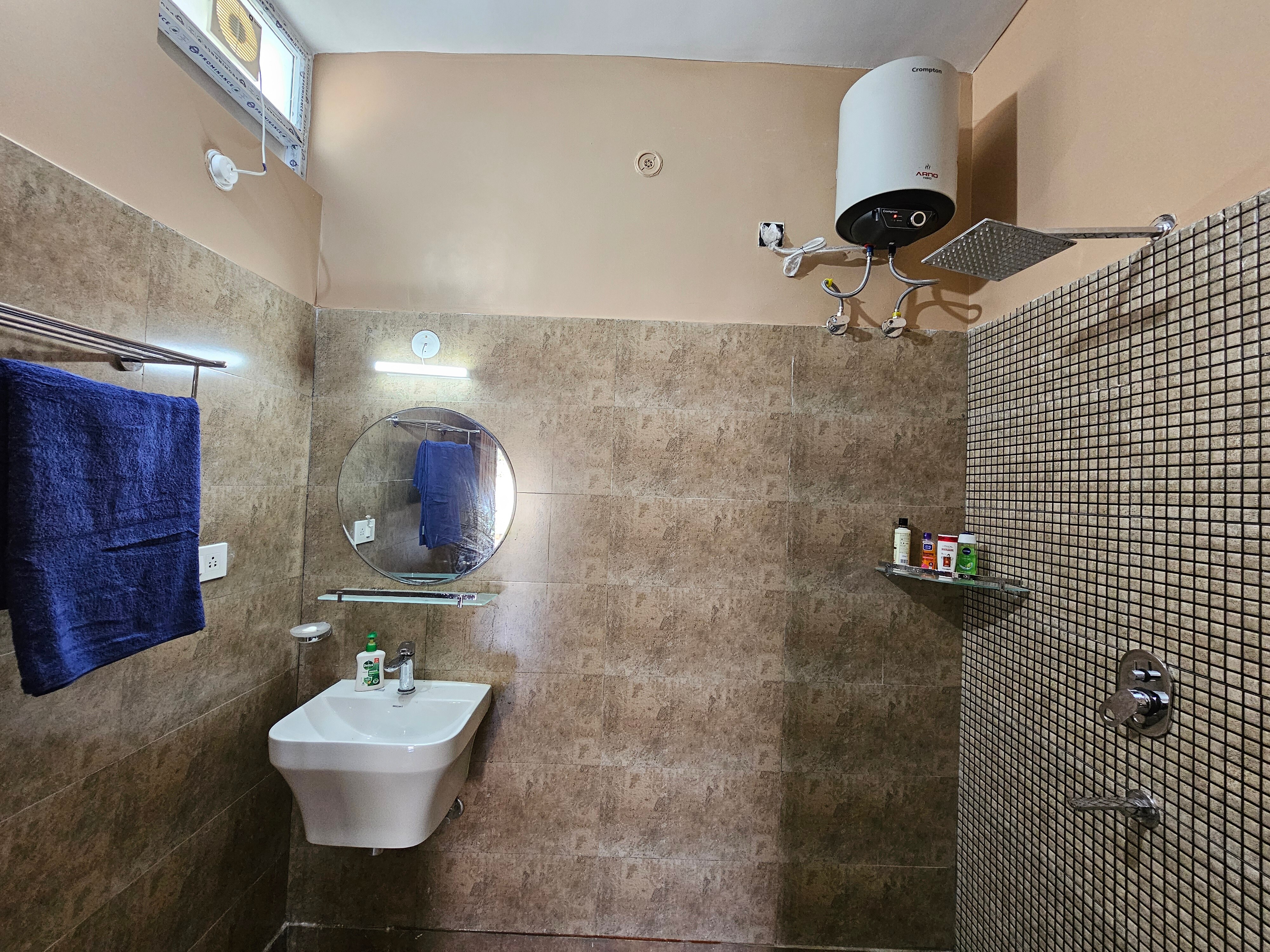 Blissful Townhouse - Tap to explore photos