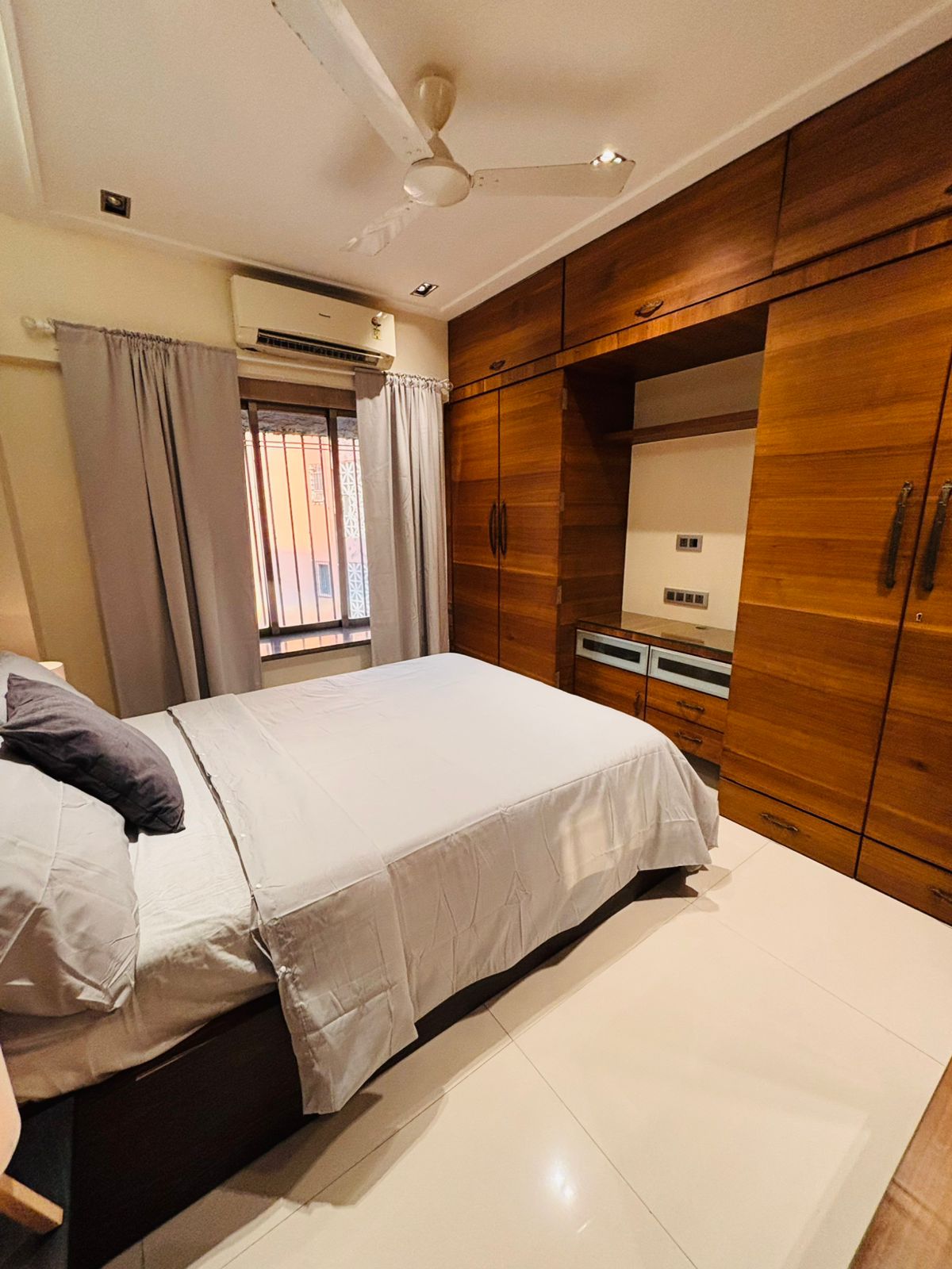 Luxurious 3 BHK on Sherly Rajan Rd Bandra West - Tap to explore photos