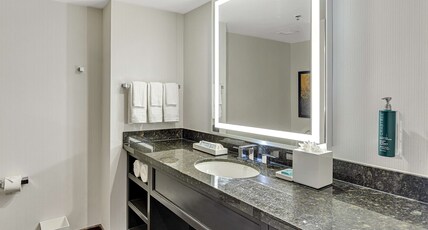 Hilton Miami Downtown Room Type - 2QNS 1BDRM RESIDENCE BAYVW
