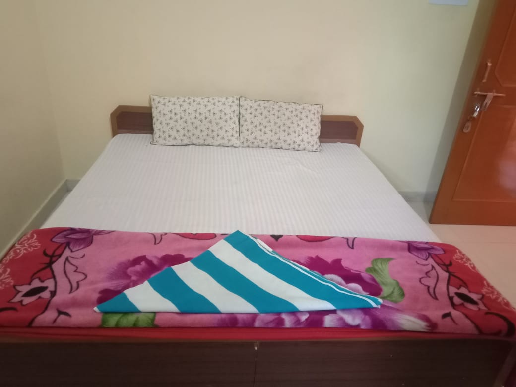 New Kapoor Guest House - Tap to explore photos