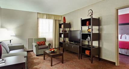 Holiday Inn CINCINNATI AIRPORT Room Type - 1 King 1 Bedroom Suite Sofa Bed