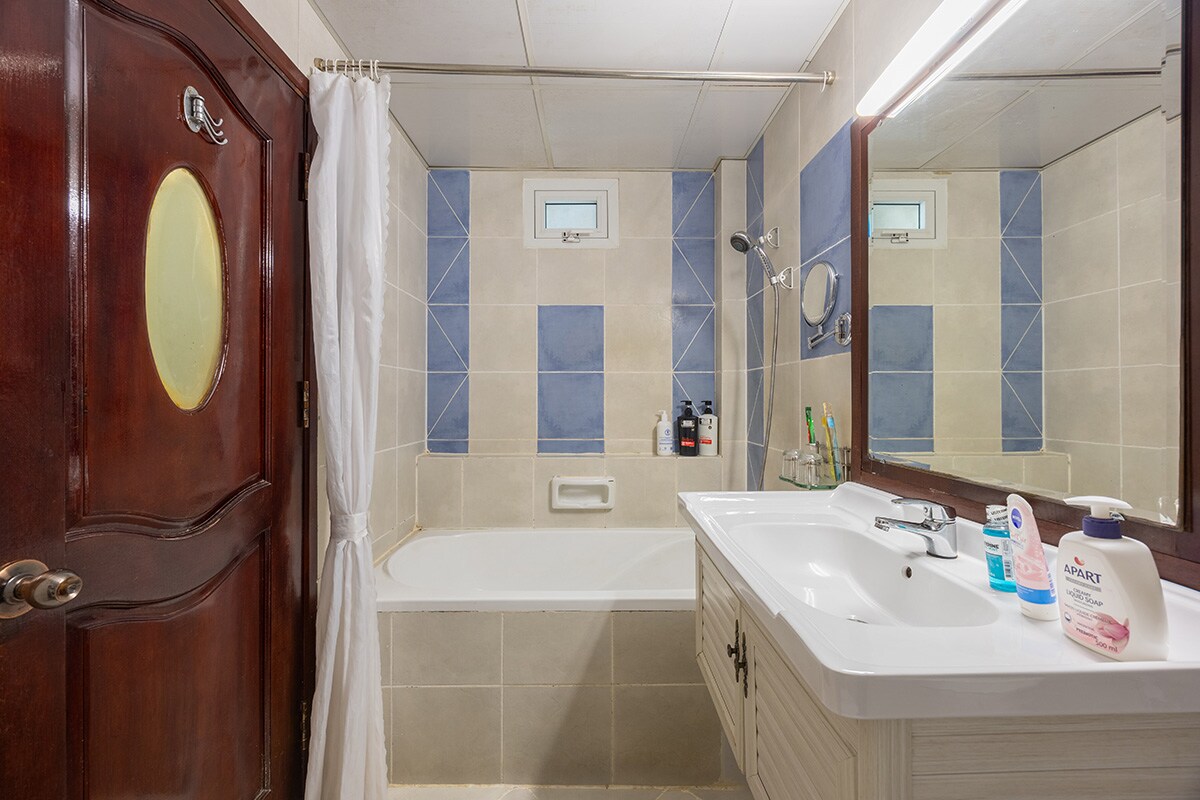 A25 Premium Hotel - 20 Bui Thi Xuan - Tap to explore photos