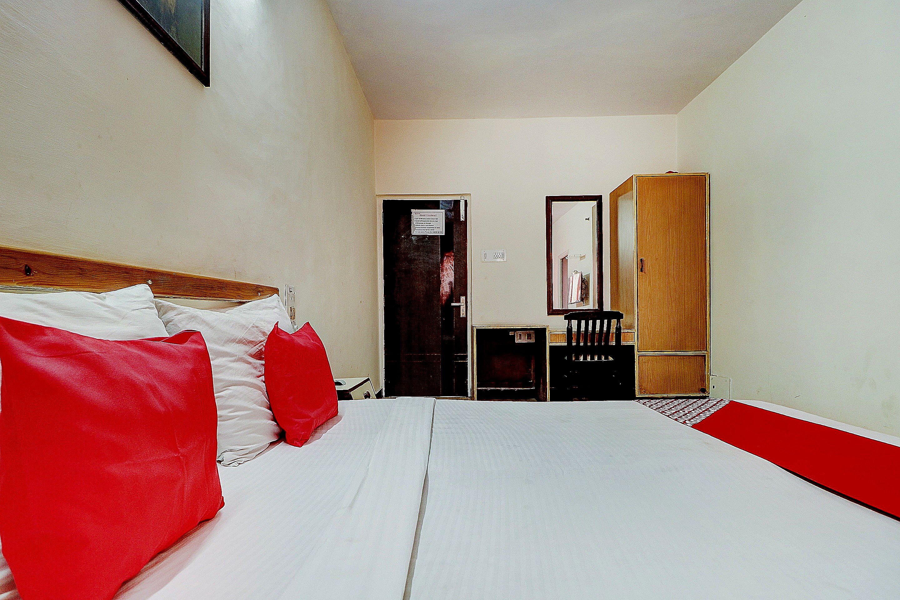 Flagship OYO Hotel Greatwall - Tap to explore photos