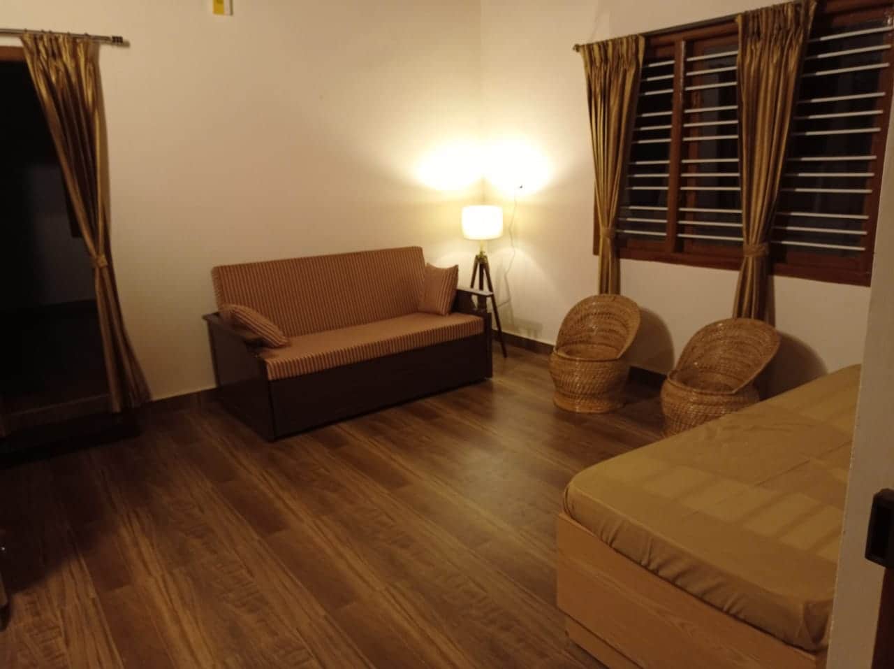 The Greenwoods Homestay - Tap to explore photos