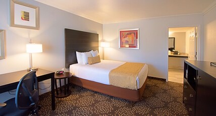 Best Western Yuma Mall Hotel & Suites Room Type - Accessible - 1 Queen, Mobility Accessible, Bathtub, Non-Smoking, Full Breakfast