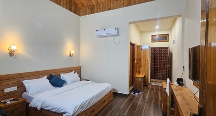 Aamantran Stay's A Boutique B&B Room Type - Super Deluxe Mountain View Room With Bathtub