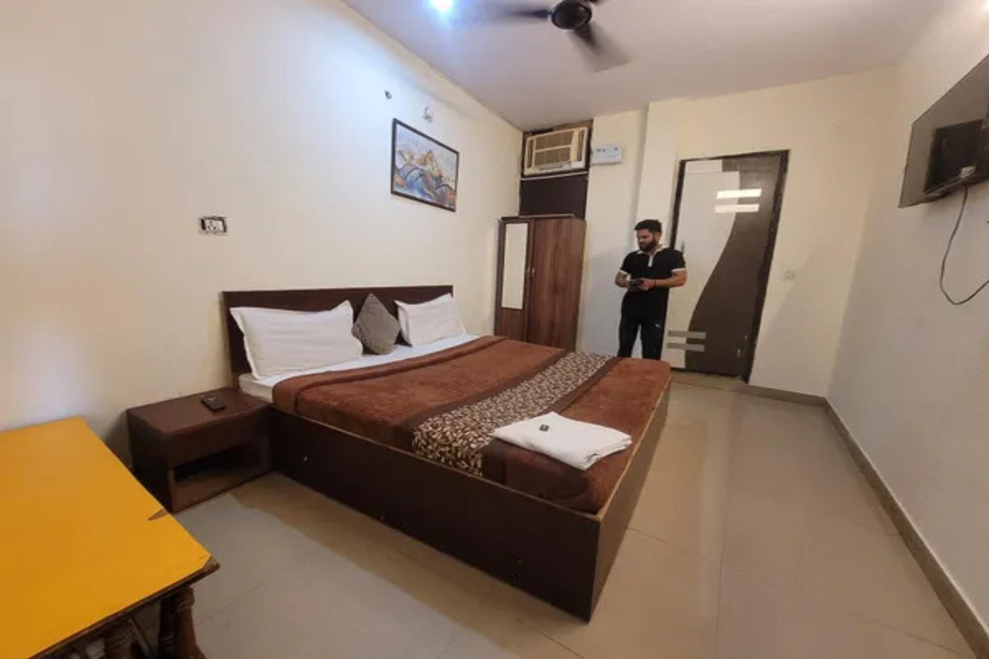 FabHotel Mohan Villa - Tap to explore photos