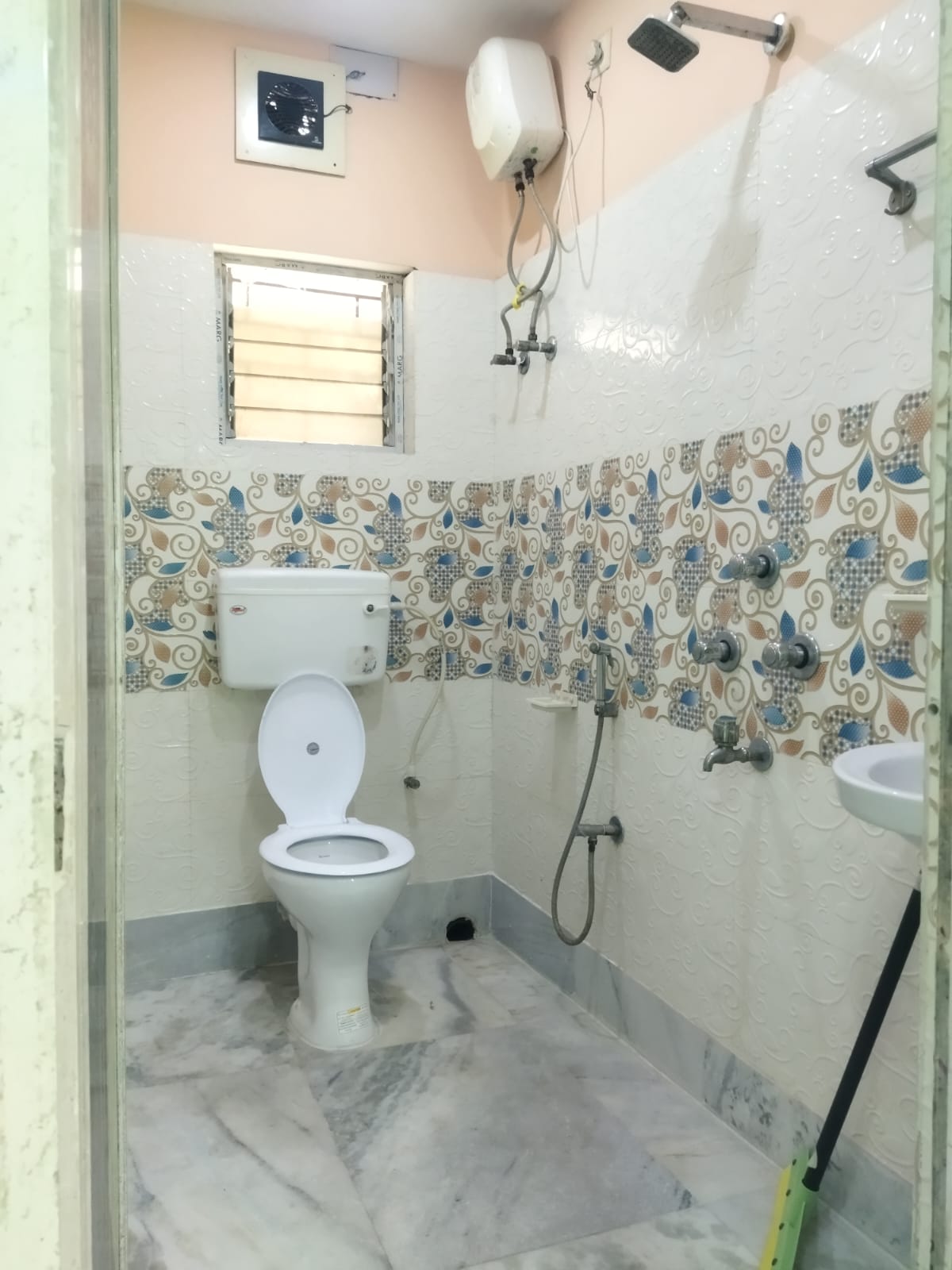 Ratan Kunja 3Bhk Apartment - Tap to explore photos