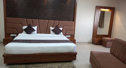 Vardhman Pride Room Type - Luxury Room with Hill View