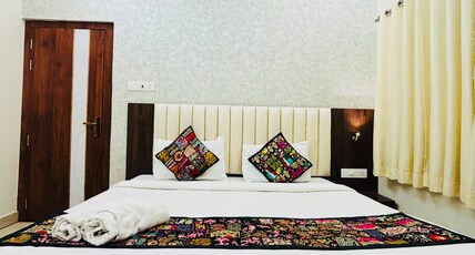 Raj Villa Homestay Room Type - Deluxe Room