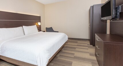 Holiday Inn Express Hotel & Suites Seaside Convention Center Room Type - 1 King Suite Addl Living Area Jetted Tub
