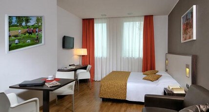 Best Western Falck Village Hotel Room Type - 1 King Bed, Comfort Room