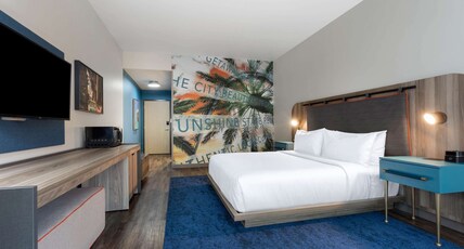 TRYP by Wyndham Orlando Room Type - 1 King Bed, Fitness Room, Non-Smoking
