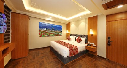 Hotel Blanco - 2mins Drive to Dal Lake Room Type - Deluxe Room AC - MMT Special