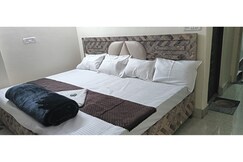 Shiv Gopal (P) Guest House