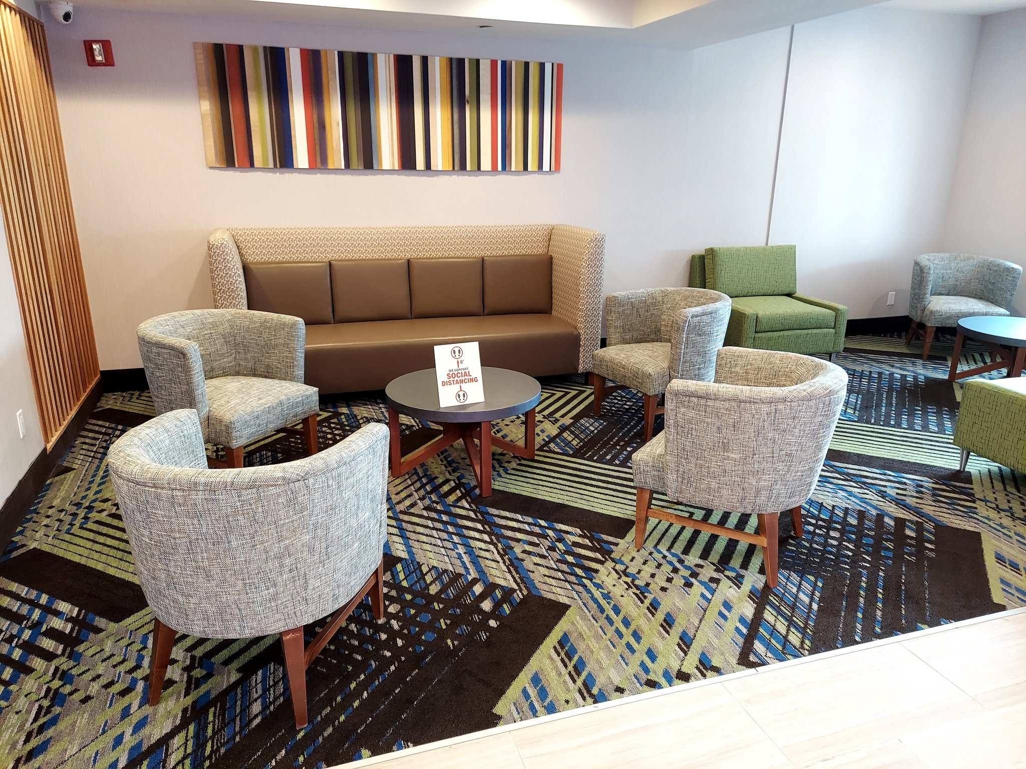 Holiday Inn Express Maspeth - Tap to explore photos