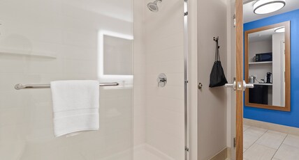 Holiday Inn Express & Suites MACON NORTH Room Type - 2 Queen Beds Standard Comm Accessible